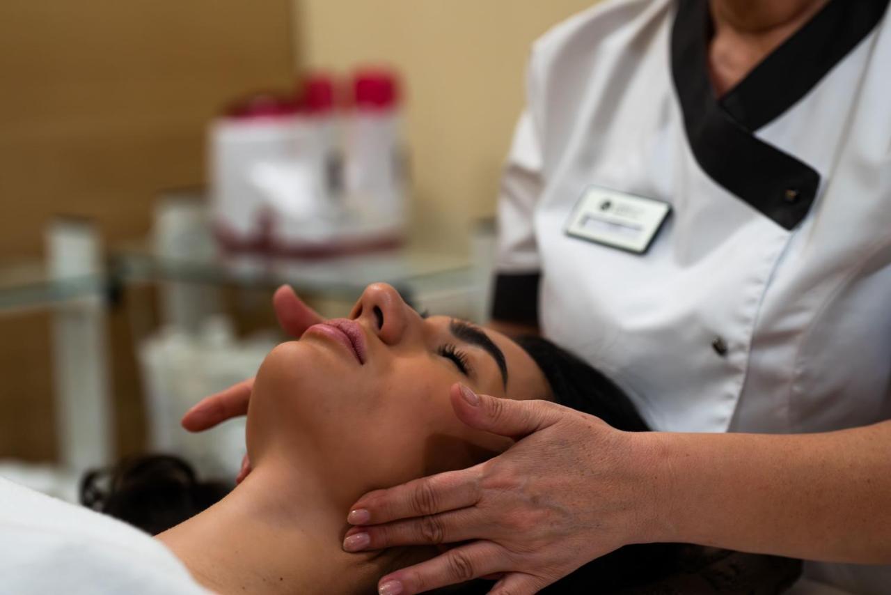 Lucky Bansko Aparthotel Spa & Relax Luaran gambar A woman receiving a facial massage