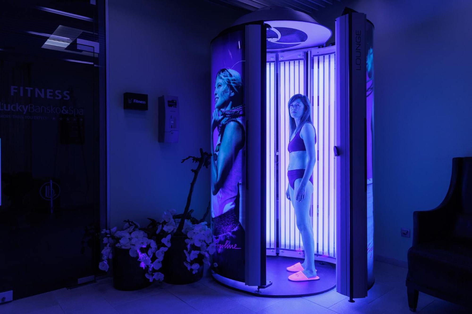 Lucky Bansko Aparthotel Spa & Relax Luaran gambar A woman tanning in a solarium