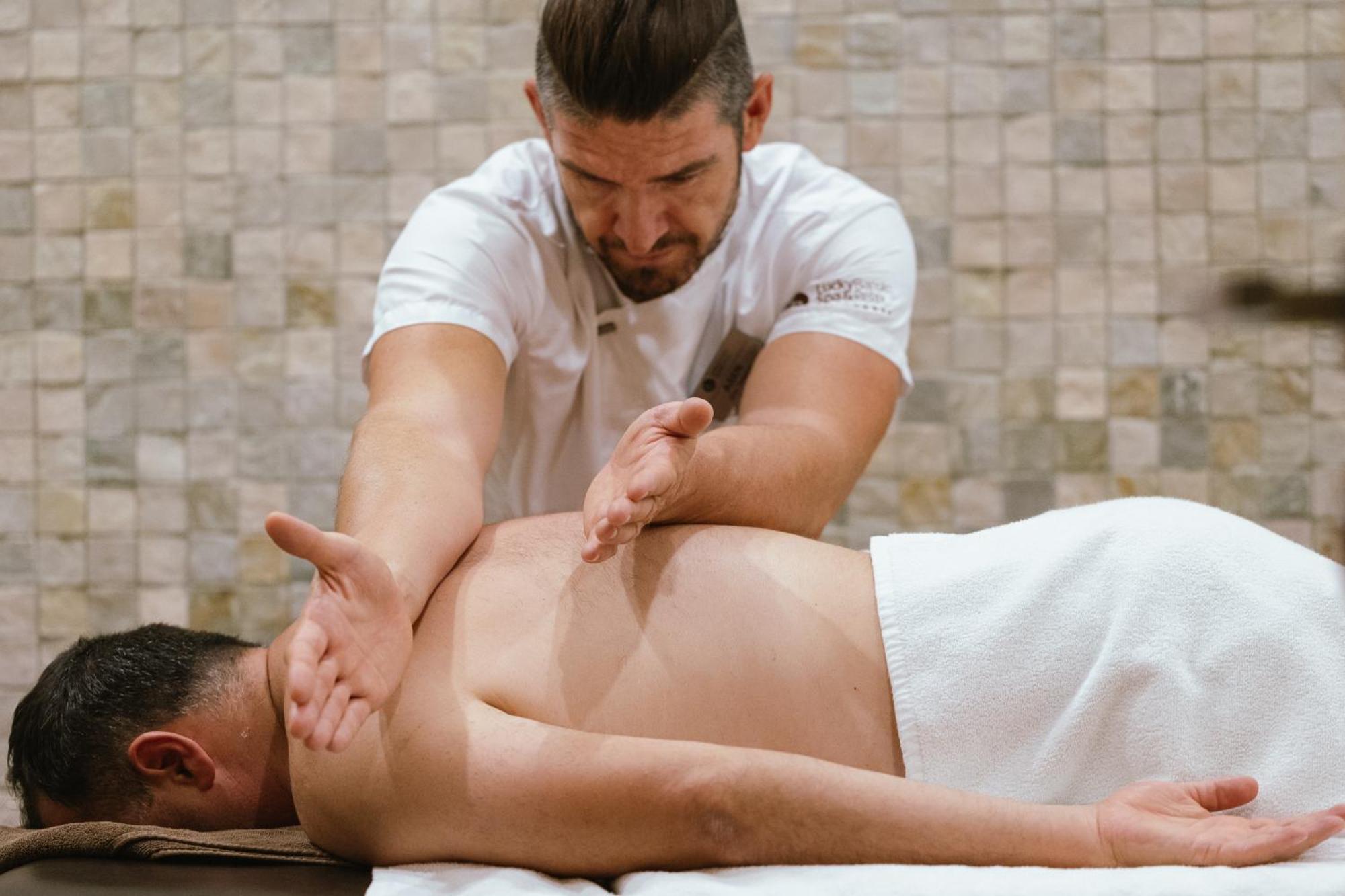 Lucky Bansko Aparthotel Spa & Relax Luaran gambar A massage therapist treating a patient