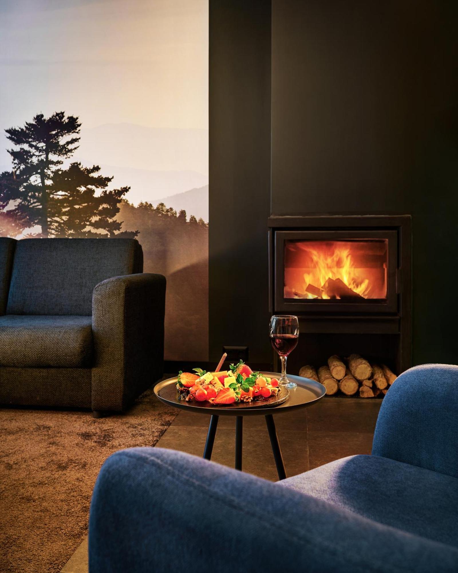 Lucky Bansko Aparthotel Spa & Relax Luaran gambar A wood-burning fireplace