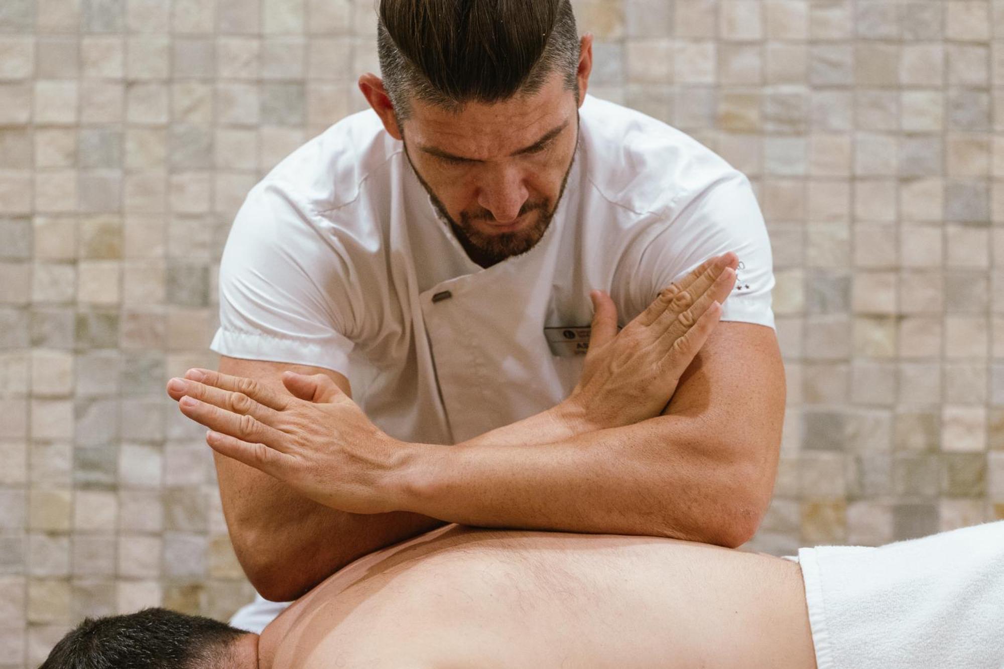 Lucky Bansko Aparthotel Spa & Relax Luaran gambar A chiropractor treating a patient