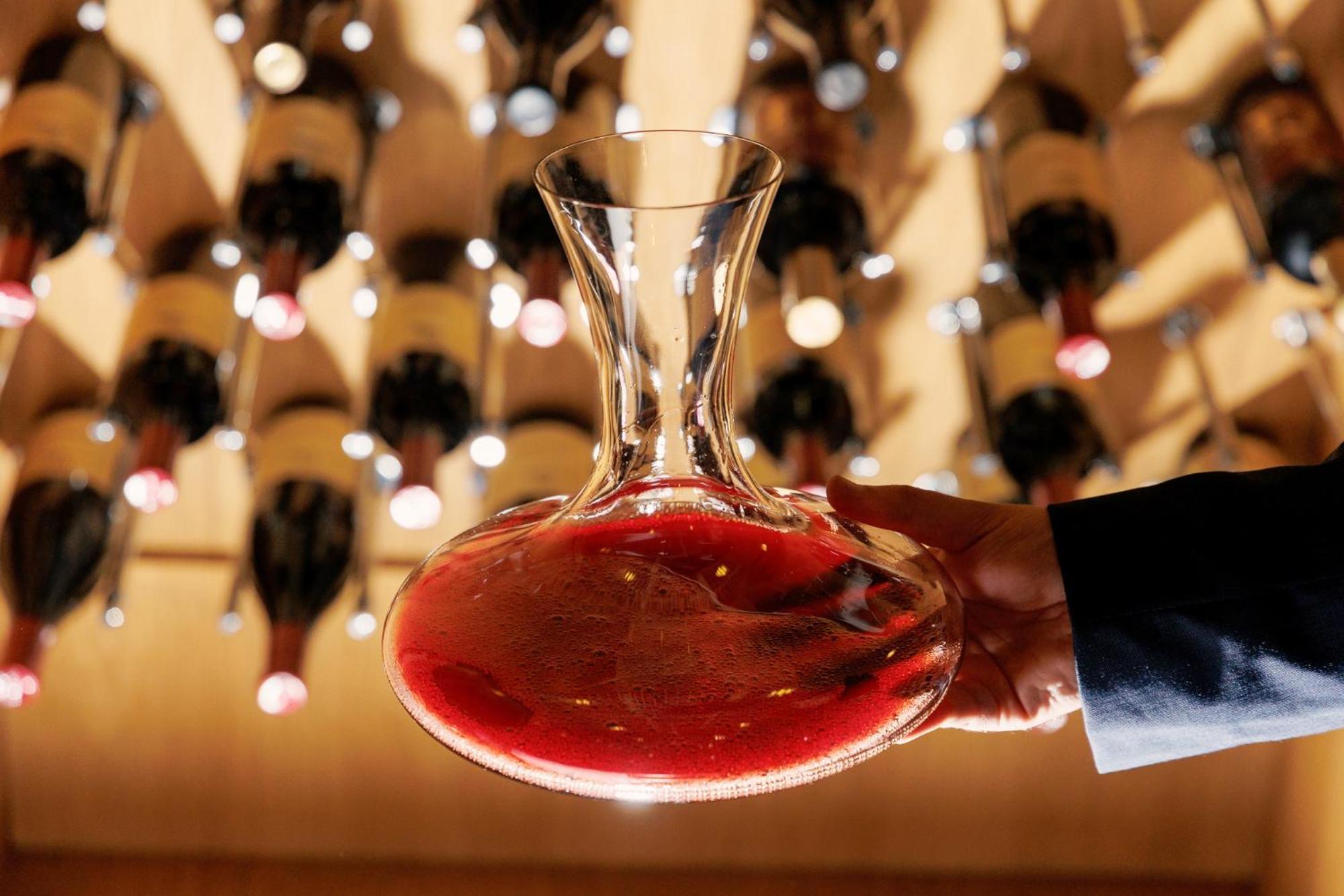 Lucky Bansko Aparthotel Spa & Relax Luaran gambar A wine decanter