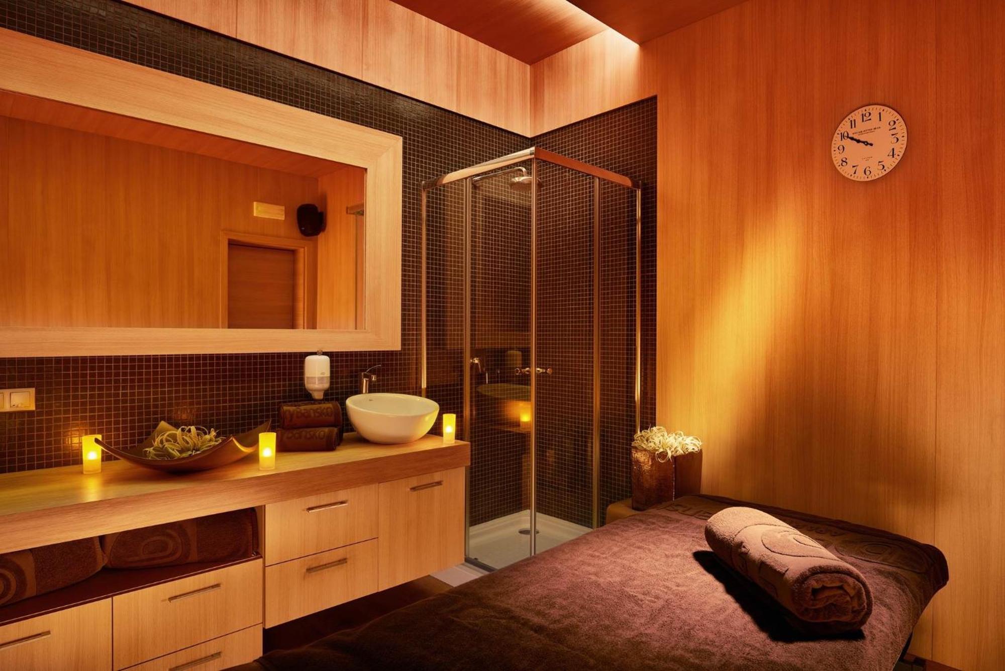 Lucky Bansko Aparthotel Spa & Relax Luaran gambar A treatment room at a spa