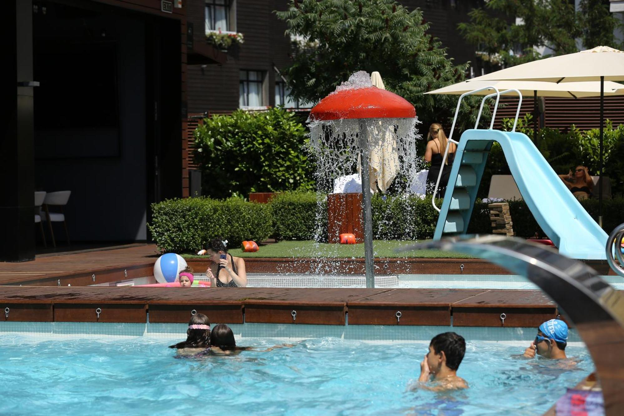 Lucky Bansko Aparthotel Spa & Relax Luaran gambar A mushroom fountain in a swimming pool