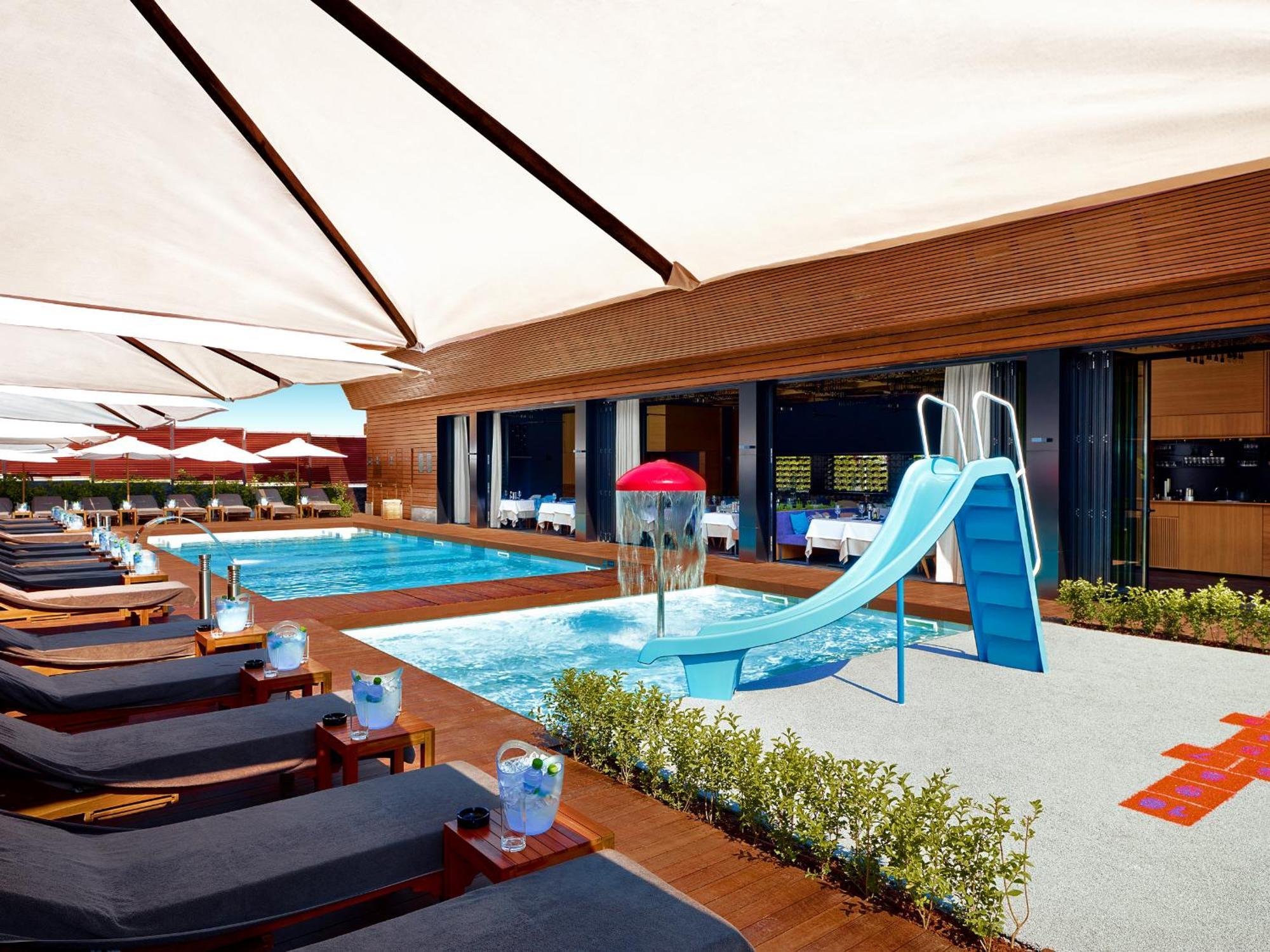 Lucky Bansko Aparthotel Spa & Relax Luaran gambar The pool at the W Hotel