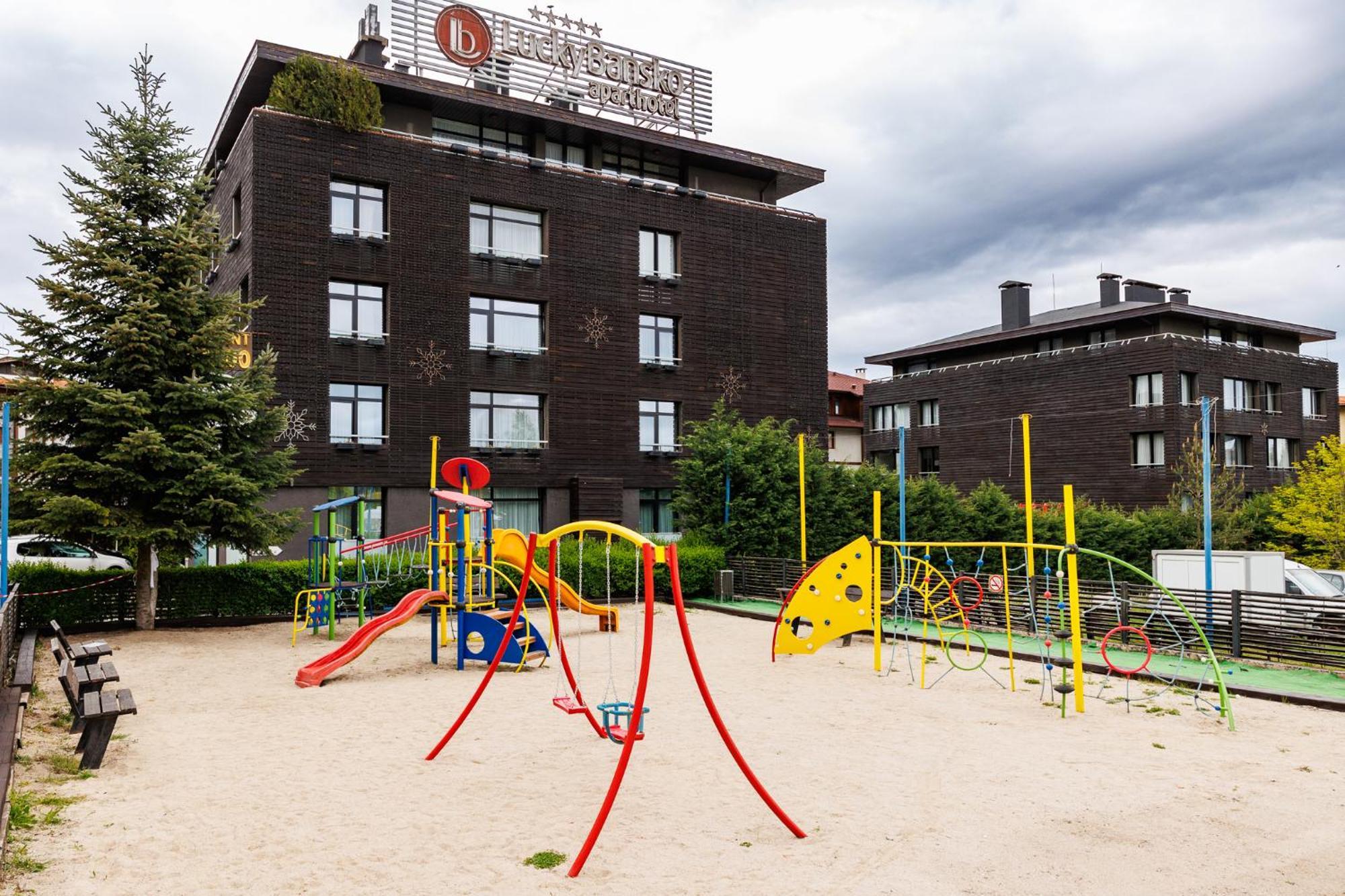 Lucky Bansko Aparthotel Spa & Relax Luaran gambar The school's campus