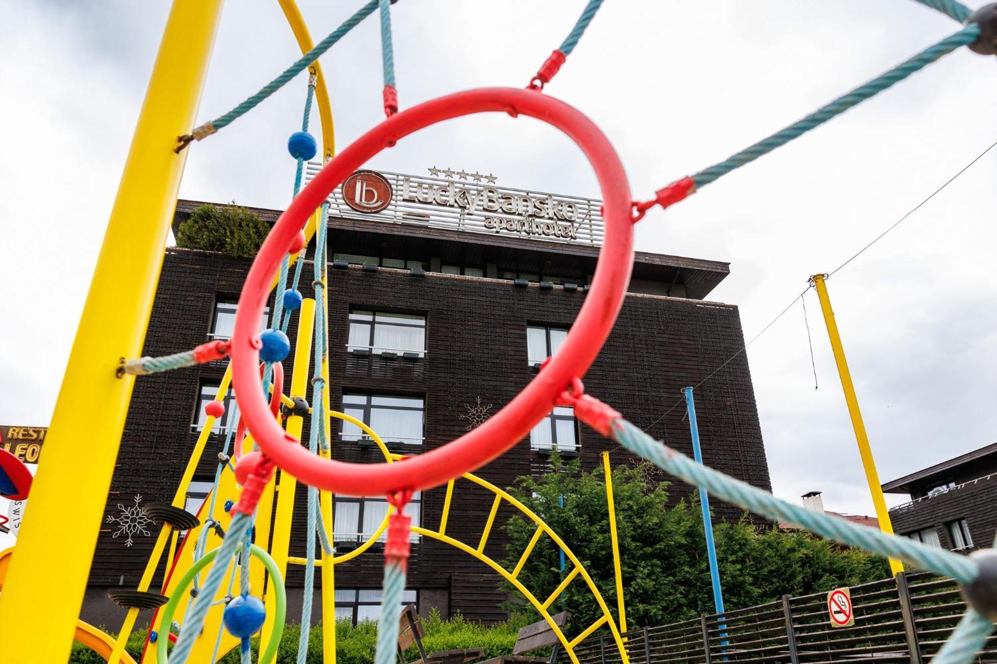 Lucky Bansko Aparthotel Spa & Relax Luaran gambar Playground at the school