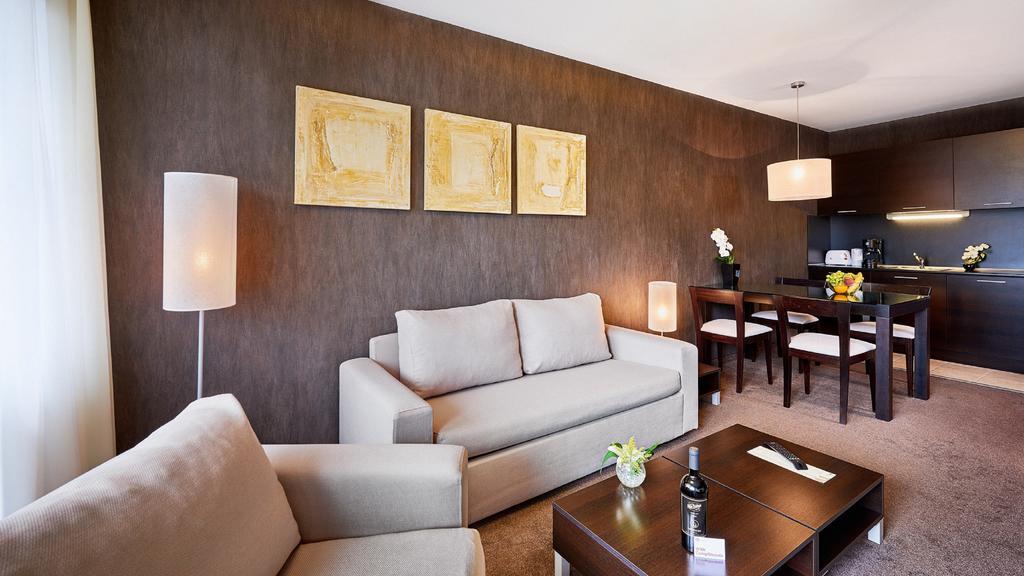 Lucky Bansko Aparthotel Spa & Relax Luaran gambar A living room at the Mandarin Oriental, Munich